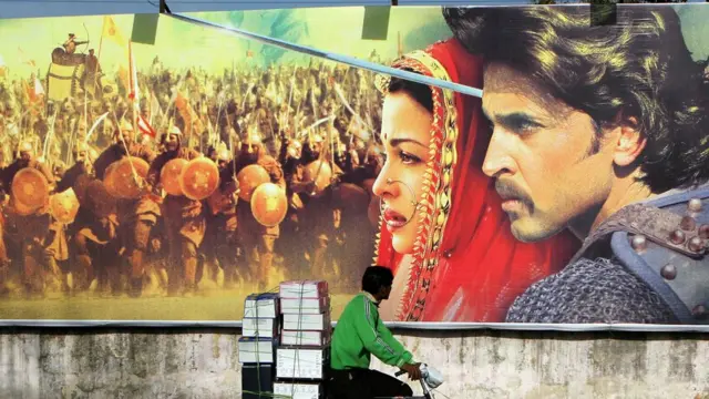 সমাজ সংস্কারক এবং ধর্ম-নিরপেক্ষ হিসাবে সম্রাট আকবর ভারতের ইতিহাসে কিংবদন্তি হয়ে রয়েছেন। তাকে নিয়ে তৈরি চলচ্চিত্র যোধা আকবরের পোস্টার।