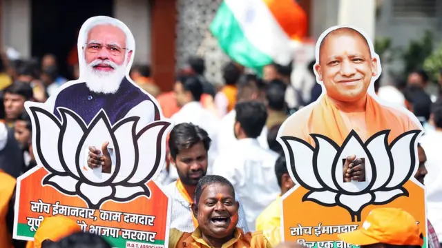 नरेंद्र मोदी के साथ योगी आदित्यनाथ