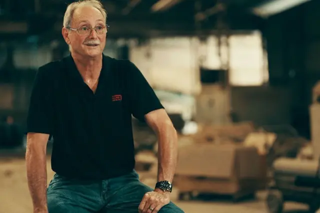 ल्यूसीच्या मागे दिसणाऱ्या भिंतीवरील विटांचा नेमका प्रकार जॉन हार्प यांनी अचूक ओळखला 