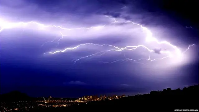 ਅਸਮਾਨੀ ਬਿਜਲੀ ਤੋਂ ਇਲਾਵਾ ਗਰਜਦੇ ਬੱਦਲਾਂ,ਤੂਫ਼ਾਨ ਅਤੇ ਖ਼ਾਸਕਰ ਮੀਂਹ ਕਰਕੇ ਹਵਾ ਵਧੇਰੇ ਸਾਫ਼ ਹੁੰਦੀ ਹੈ