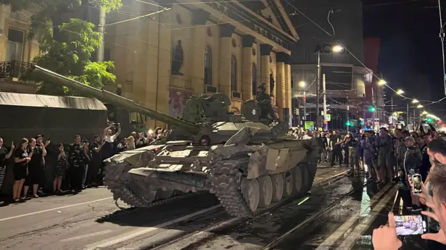 Tanque com mercenários do Grupo Wagner passando na rua