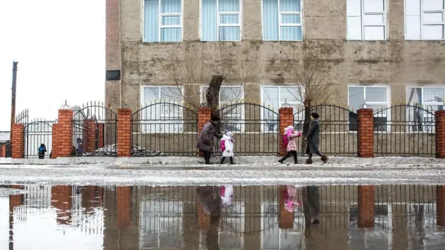 与木伊那克隔海相望的是哈萨克斯坦的阿拉尔斯克，这两个城市的命运截然相反