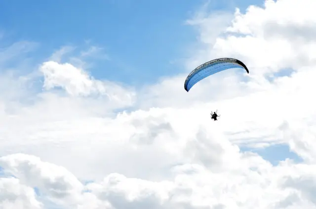 စက်တပ်လေထီး (Paramotor) ပျံသန်းပုံ 