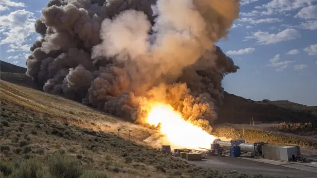 испытания двигателя для ускорителя Space Launch System в 2016 году