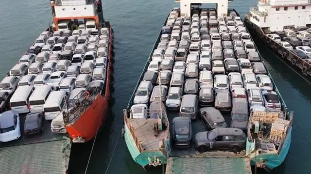 بخشی از افرادی که مخالف واردات خودروهای کارکرده هستند، آن را امتیازی سودآور به طرفداران حکومت و تسهیلگر فسادهای سازمان یافته کنونی از جمله در واردات کالا به ایران می خوانند