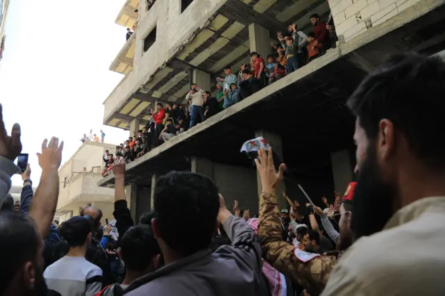 سكان وأقارب ضحايا 