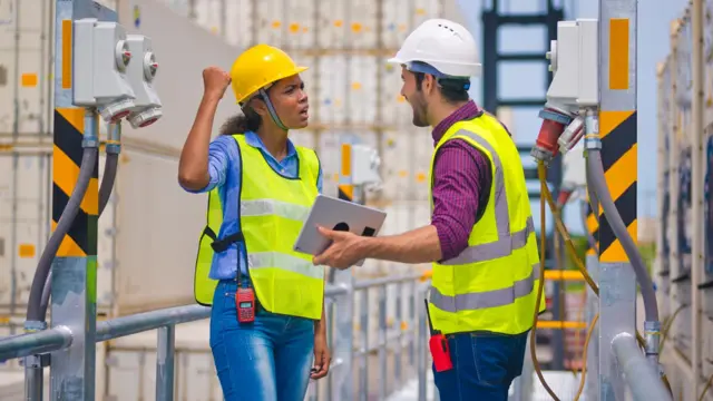 Homem branco e mulher negra com uniformes discutemcomo ganhar nas slotsfábric