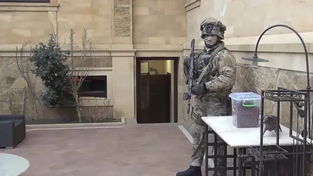 Сотрудник правоохранительных органов во время обысков на территории особняка временно исполняющего обязанности председателя правительства Республики Дагестана Абдусамада Гамидова