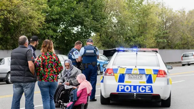 মসজিদ ঘিরে পুলিশের নিরাপত্তা বেষ্টনী।