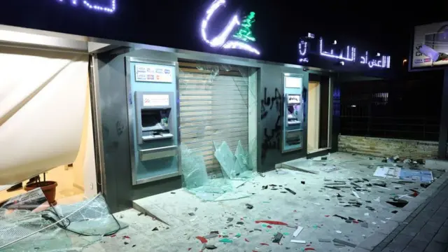 ماكينات صرافة محطمة