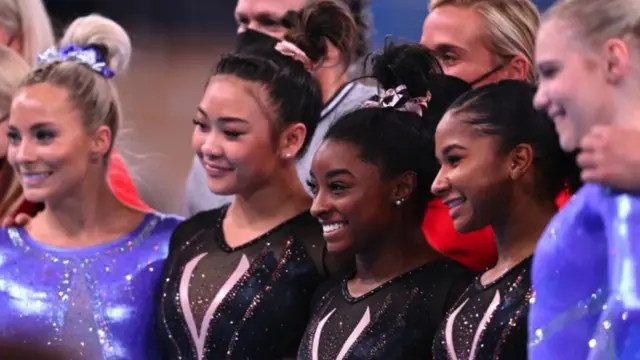 Simone Biles e equipe