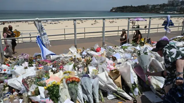 دستههای گل به یاد قربانیان در کنار کتاره ساحل بوندی