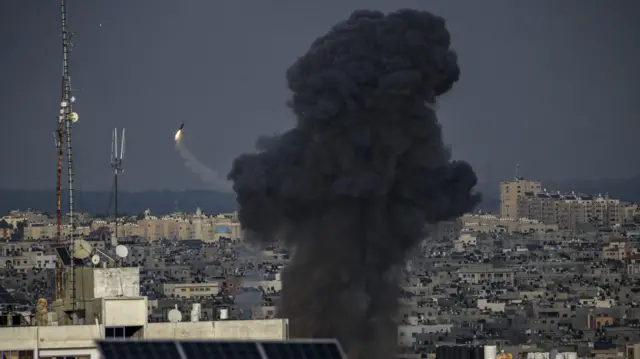 Serangan udara Israel ke Gaza, setelah kelompok Hamas melancarkan serangan udara mendadak ke Israel pada Sabtu (7/10/2023)