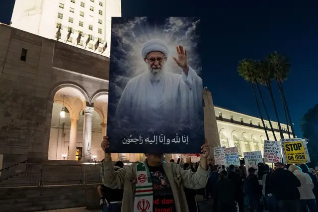 Manifestante segura uma imagem do falecido líder supremo iraniano, aiatolá Ali Khamenei, durante um protesto em Los Angeles, nos EUA