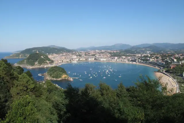 Widok ze wzgórza na zatokę San Sebastian.