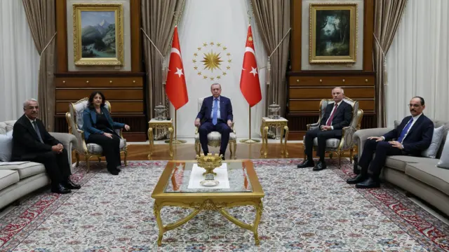Cumhurbaşkanı Erdoğan, DEM Parti heyetinde yer alan TBMM Başkanvekili ve Van Milletvekili Pervin Buldan ile Şanlıurfa Milletvekili Mithat Sancar'ı Cumhurbaşkanlığı Külliyesinde kabul ediyor
