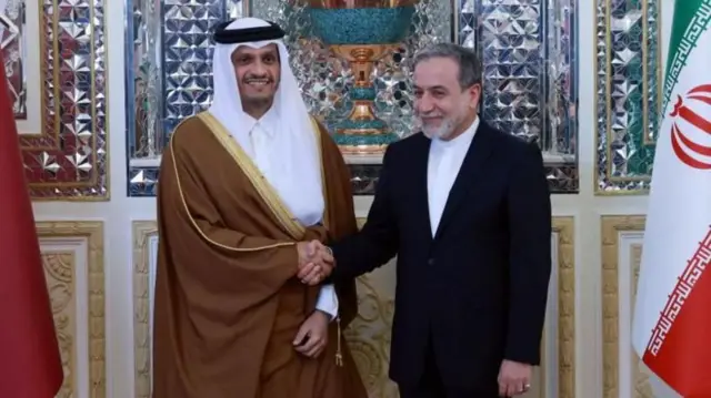 কাতারের প্রধানমন্ত্রী ও পররাষ্ট্রমন্ত্রী শেখ মোহাম্মদ বিন আবদুল রহমান আল থানি এবং ইরানের পররাষ্ট্রমন্ত্রী আব্বাস আরাঘচি, ফাইল ছবি