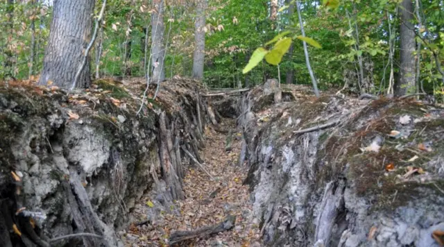 Совјети су копали ровове и лисичје рупе око база, као одбрамбене положаје