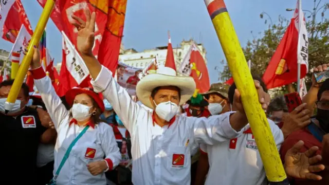 Pedro Castillo con Dina Boluarte durante una concentración en su campaña presidencial.