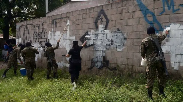 Militares tapan con pintura graffitis de la Mara Salvatrucha.