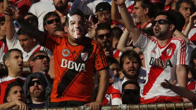 Hinchas de Boca y River.