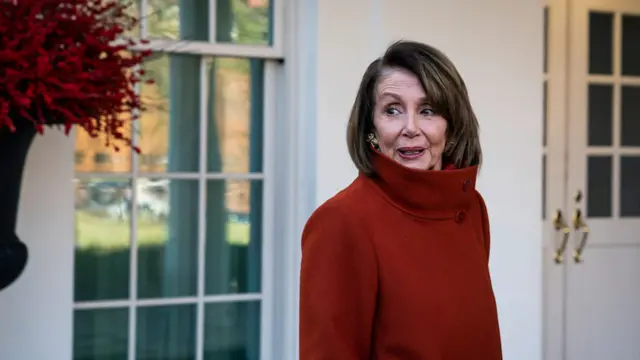 Nancy Pelosi frente a la Casa Blanca.