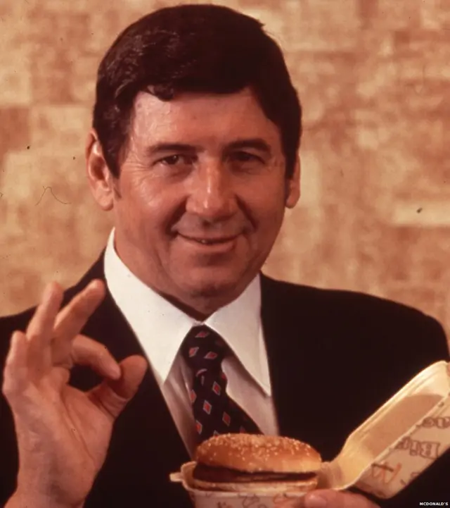 Michael "Jim" Delligatti con una hamburguesa.