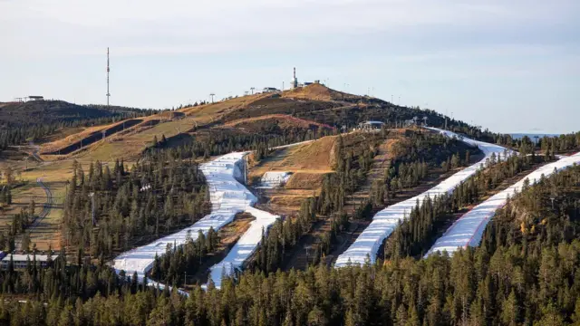 Apenas algumas encostas da montanha cobertas por neve