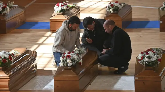 Hayatını kaybedenlerin yakınları, tabutlarının başında göz yaşı döktü