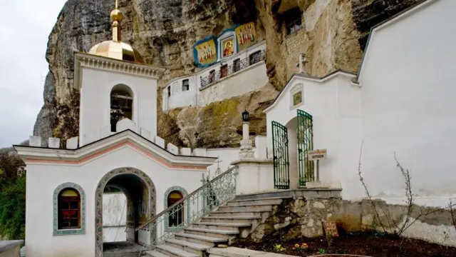 Дзвіниця Успенського печерного монастиря VIII століття в Бахчисараї в Криму