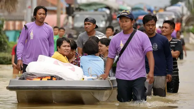 தெற்கு தாய்லாந்தில் கடும் மழை மற்றும் வெள்ளப்பெருக்கு; 12 பேர் பலி