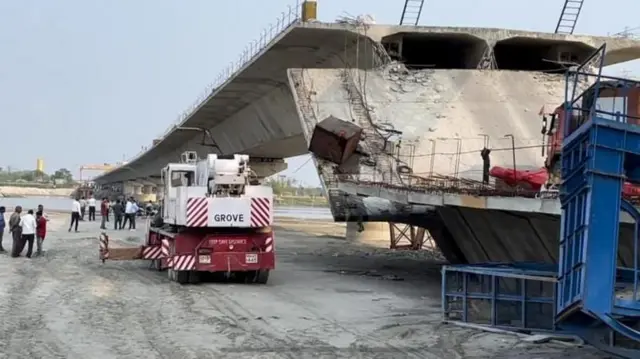 बिहारमा कोशी नदीमाथि भत्किएको पुल