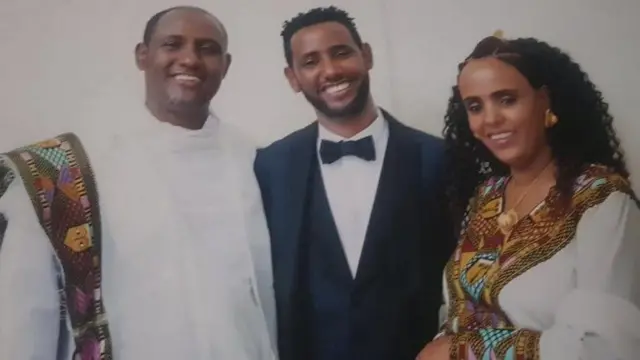 ዶክተር ኣምባቸው ምስ ስድራቤቱ