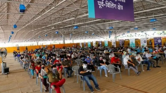 વૅક્સિન મેળવવા સ્લૉટ બુક કરાવવા માટે ઘણા લોકોને મુશ્કેલીનો સામનો કરવો પડી રહ્યો છે