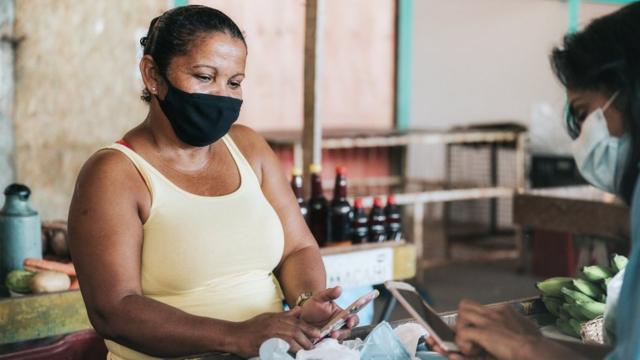 Vendedora1xbet turkish sirlarifeira livre usando máscara