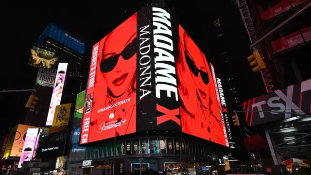 Papan reklame Madame X