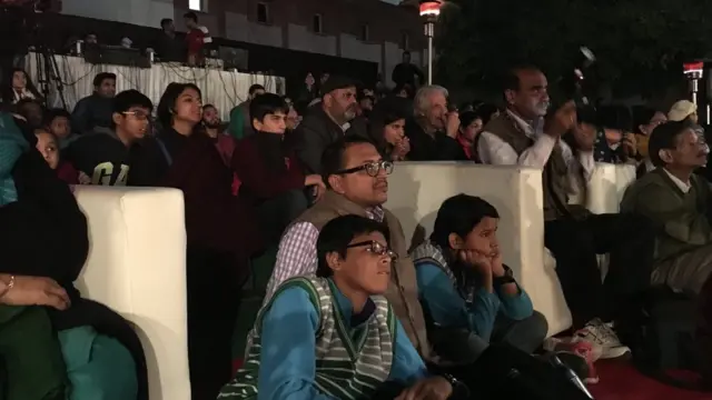 తోలుబొమ్మలాటను చూస్తున్న ప్రేక్షకులు