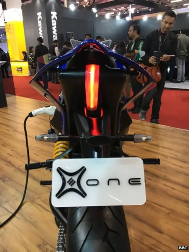 ऑटो एक्सपोमध्ये एमफ्लक्स कंपनीने ही इलेक्ट्रिक सुपर बाईक सादर केली होती.