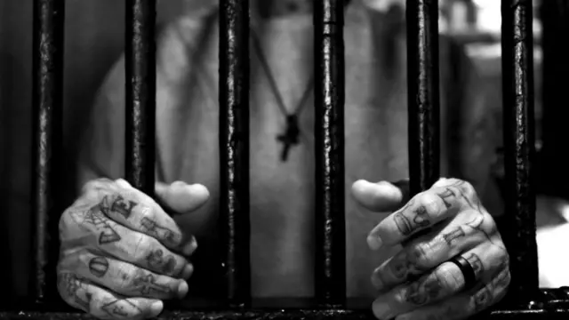 Un prisonnier enfermé dans sa cellule en Californie.