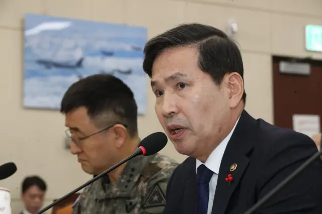 김선호 국방부 차관이 5일 오전 서울 여의도 국회에서 열린 국방위원회 전체회의 비상계엄 선포 경과 및 병력동원 관련 현안질의에 출석, 의원 질의에 답하고 있다