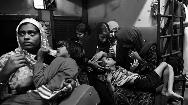 এই নারীরা তাদের অসুস্থ সন্তানদের নিয়ে রাতের ট্রেনে চেপে রাজ্য রাজধানী থিরুবনন্তপুরমে একটি মিছিলে যোগ দিতে যাচ্ছিলেন, ২০১৯ সালের ছবি