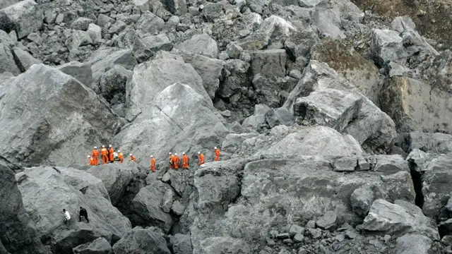 દક્ષિણ પશ્ચિમ ચીનના ચોન્ગક્વીંગ વિસ્તારમાં વિનાશક ભૂસ્ખલનથી 74 લોકોનું મૃત્યુ થયું હતું