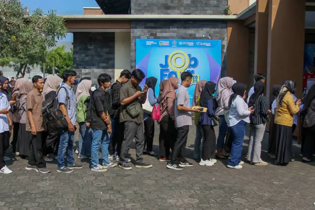 Pencari kerja antre memasuki aula saat Job Fair Kudus 2025 di Gedung Hraha Mustika, Desa Getas Pejaten, Kabupaten Kudus, Jawa Tengah, Jumat (10/10/2025). Pemerintah Kabupaten Kudus menggelar bursa kerja yang menghadirkan 20 perusahaan dengan total 1.401 lowongan pekerjaan bagi penyandang disibilitas, lulusan perguruan tinggi dan SMA sebagai upaya penyerapan tenaga kerja serta menekan angka pengangguran. 
