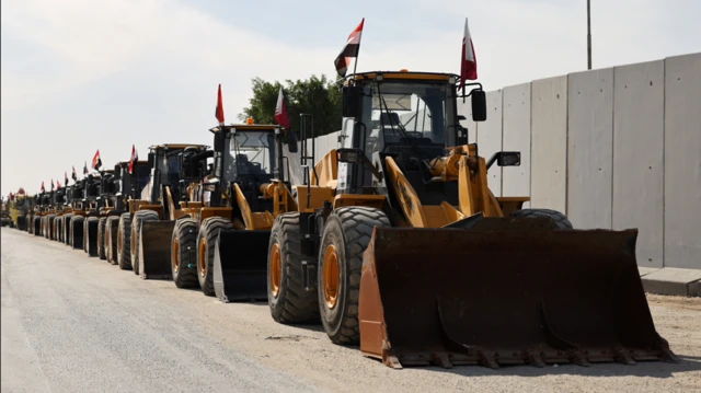 آليات تصطف أمام معبر رفح في ظل وقف إطلاق النار 