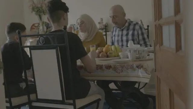 خالد موها وأسرته يتناولون الشاي