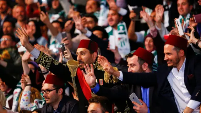 Fesli AKP destekçileri