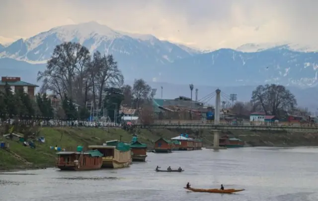 அவர்கள் இருவரும் 22 வயதான யாசிர் உசேன் ஷா மற்றும் 21 வயதான ஆயிஷா பானோ என அடையாளம் காணப்பட்டனர்.