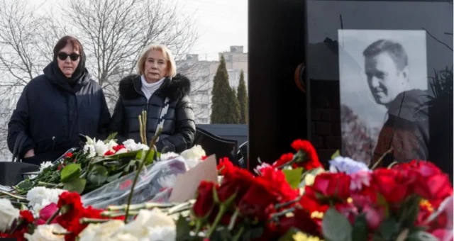 දිවංගත රුසියානු විපක්ෂ නායක ඇලෙක්සෙයි නවාල්නිගේ මව වන ලියුඩ්මිලා නවාල්නායා මොස්කව් නගරයට නුදුරින් පිහිටි සුසාන භූමියක ඇති තම පුතුගේ සොහොන අසල වැළපෙමින් සිටින අයුරු 