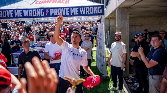 Чарли Кирк, амерички десничарски активиста Чарли Кирк баца шешире ка присталицама непосредно пре него што је убијен на Универзитету у Јути, цхарлие кирк