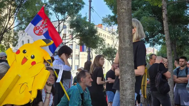 Ljudi stoje sa transparentima